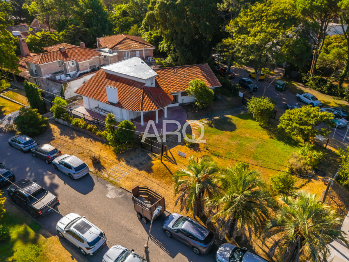 Sede corporativa en Playa Mansa. 300m2. Gran presencia Institucional. Estacionamiento · Foto 9