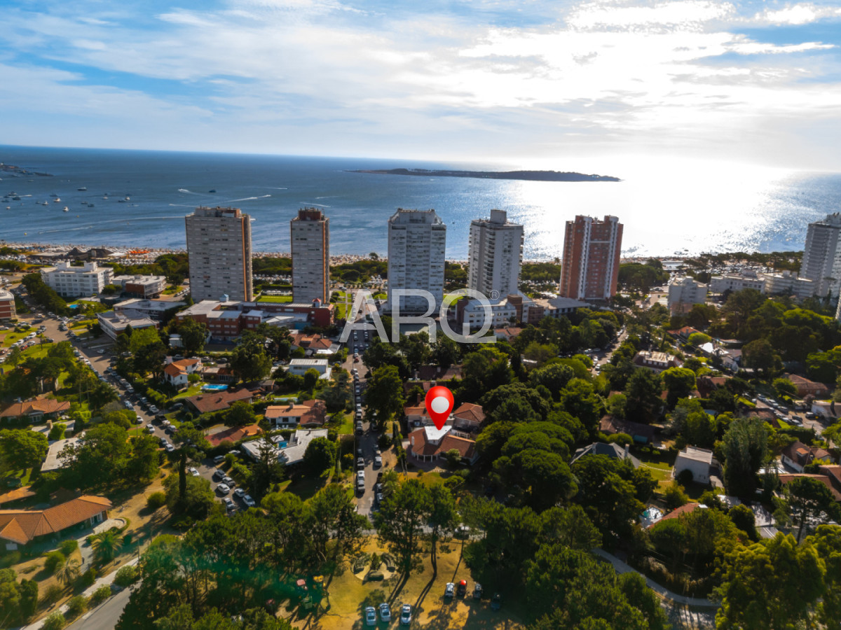 Sede corporativa en Playa Mansa. 300m2. Gran presencia Institucional. Estacionamiento · Foto 8