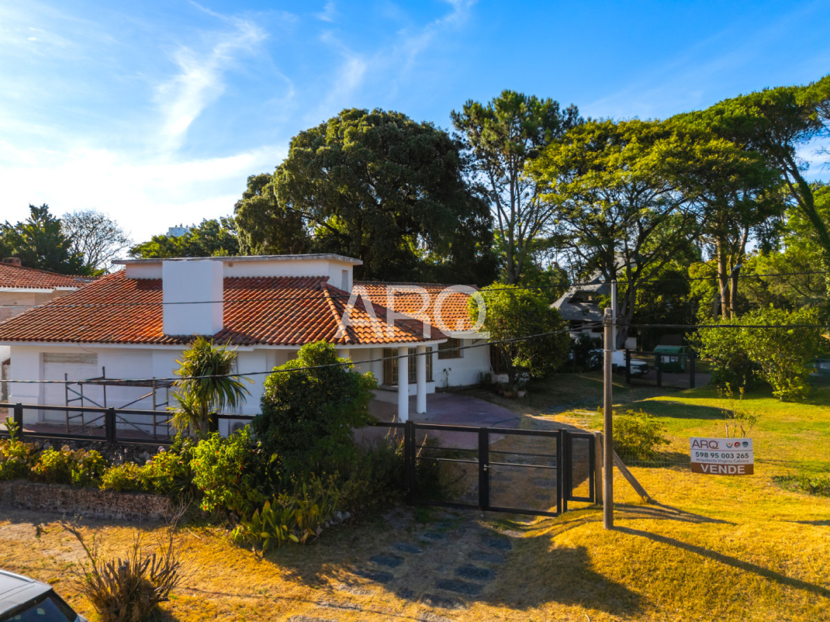Sede corporativa en Playa Mansa. 300m2. Gran presencia Institucional. Estacionamiento · Foto 12