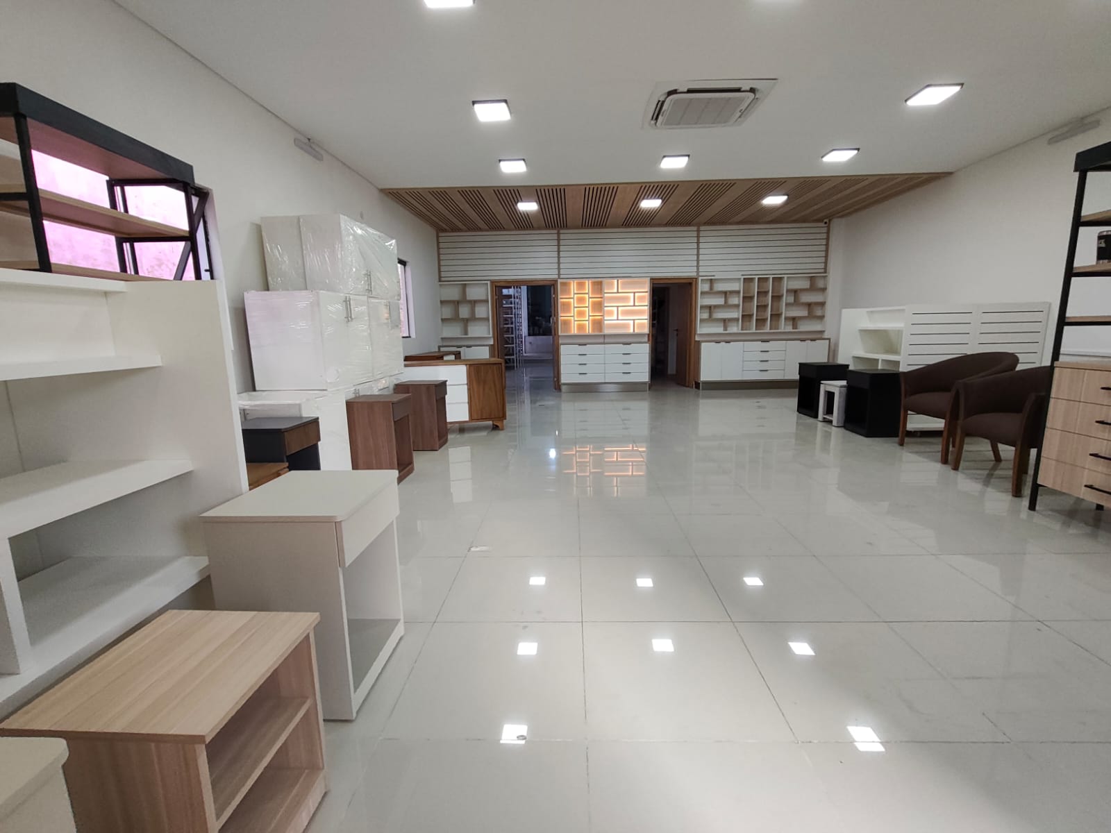 ALQUILO SALÓN COMERCIAL AMOBLADO A ESTRENAR SOBRE LA AV. ARTIGAS — foto 3