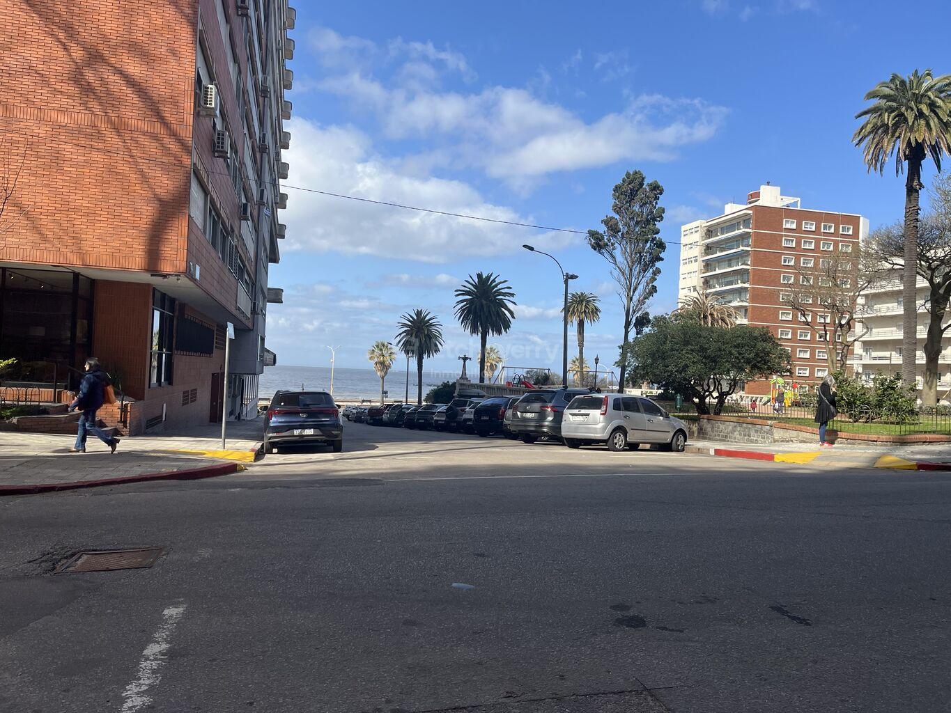 Pocitos 1 dormitorio amueblado alquiler con muebles  frente a Plaza Gomensoro