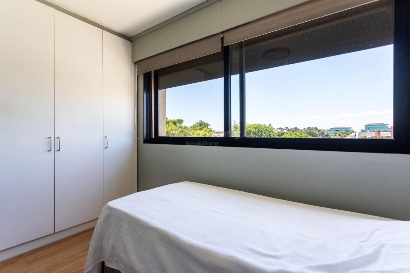 Alquiler con Muebles 2 dormitorios  2 baños terraza con parrillero estufa a leña y vista a jardines · Foto 10