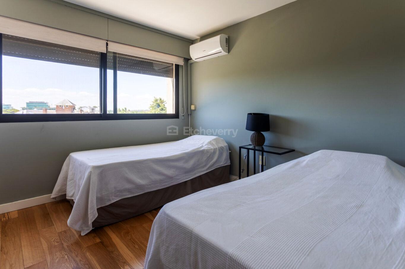 Alquiler con Muebles 2 dormitorios  2 baños terraza con parrillero estufa a leña y vista a jardines · Foto 9