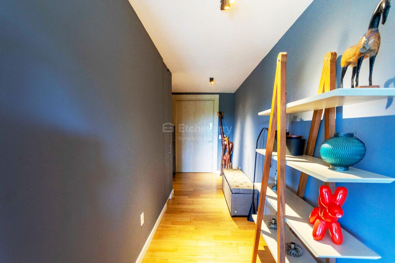 Alquiler con Muebles 2 dormitorios  2 baños terraza con parrillero estufa a leña y vista a jardines · Foto 12