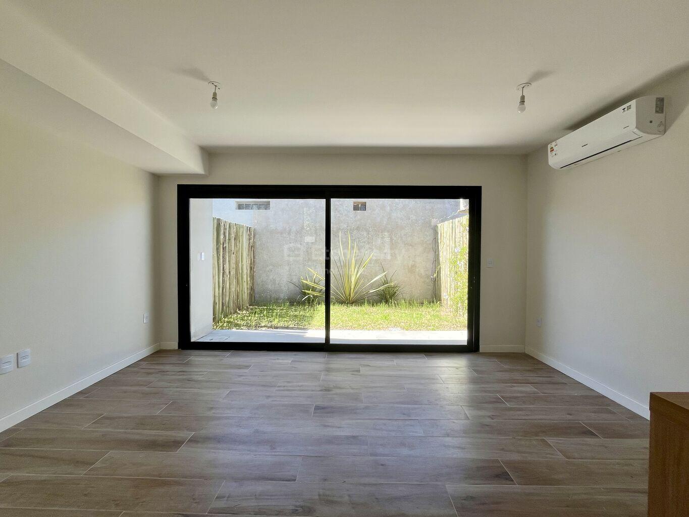 Alquiler casa dos dormitorios con jardín propio y cochera en Carrasco Norte PH a estrenar
