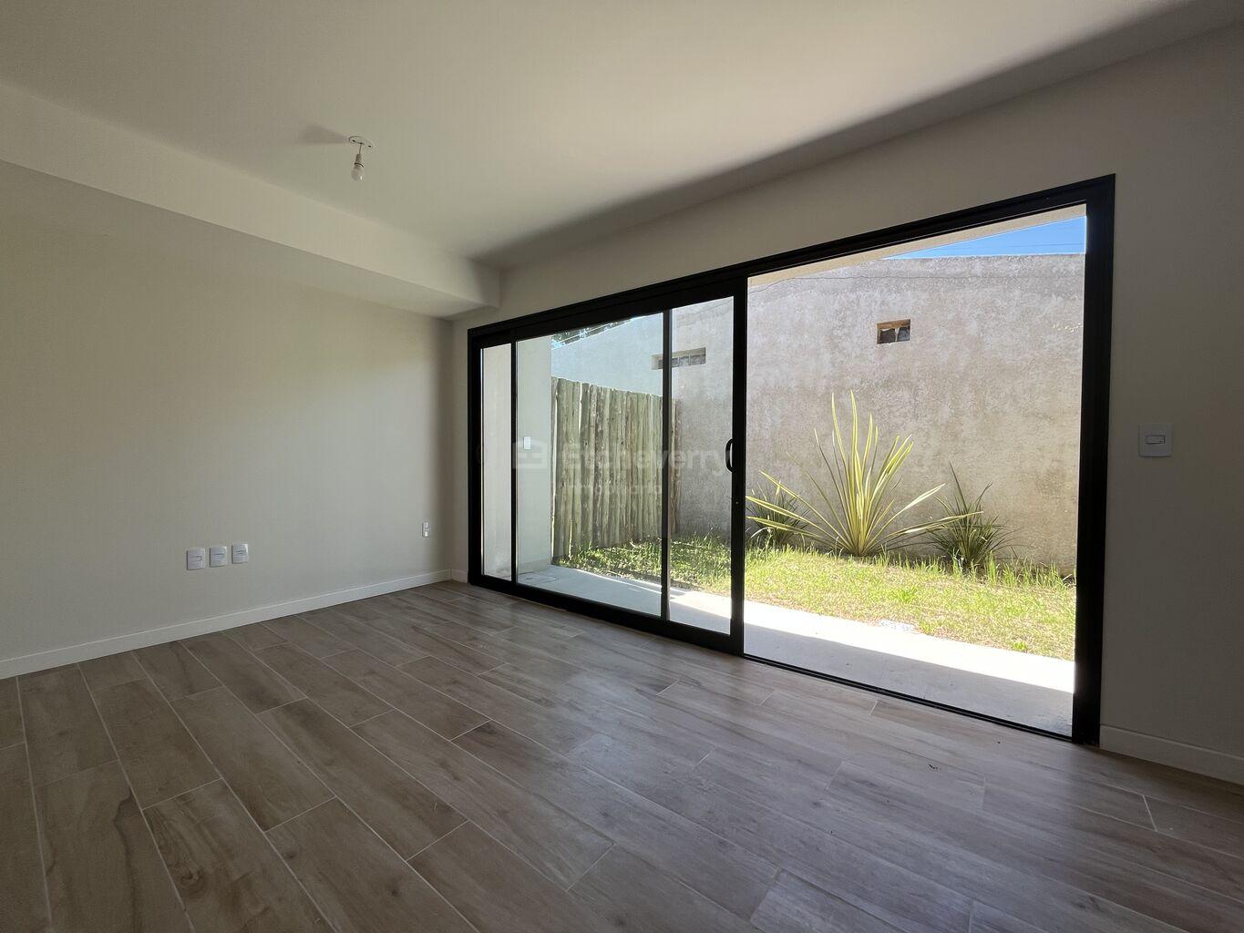 Alquiler casa dos dormitorios con jardín propio y cochera en Carrasco Norte PH a estrenar · Foto 3