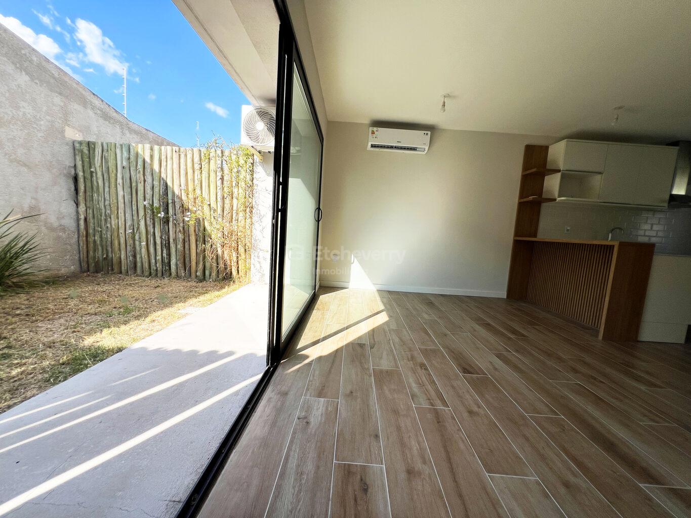 Alquiler casa dos dormitorios con jardín propio y cochera en Carrasco Norte PH a estrenar