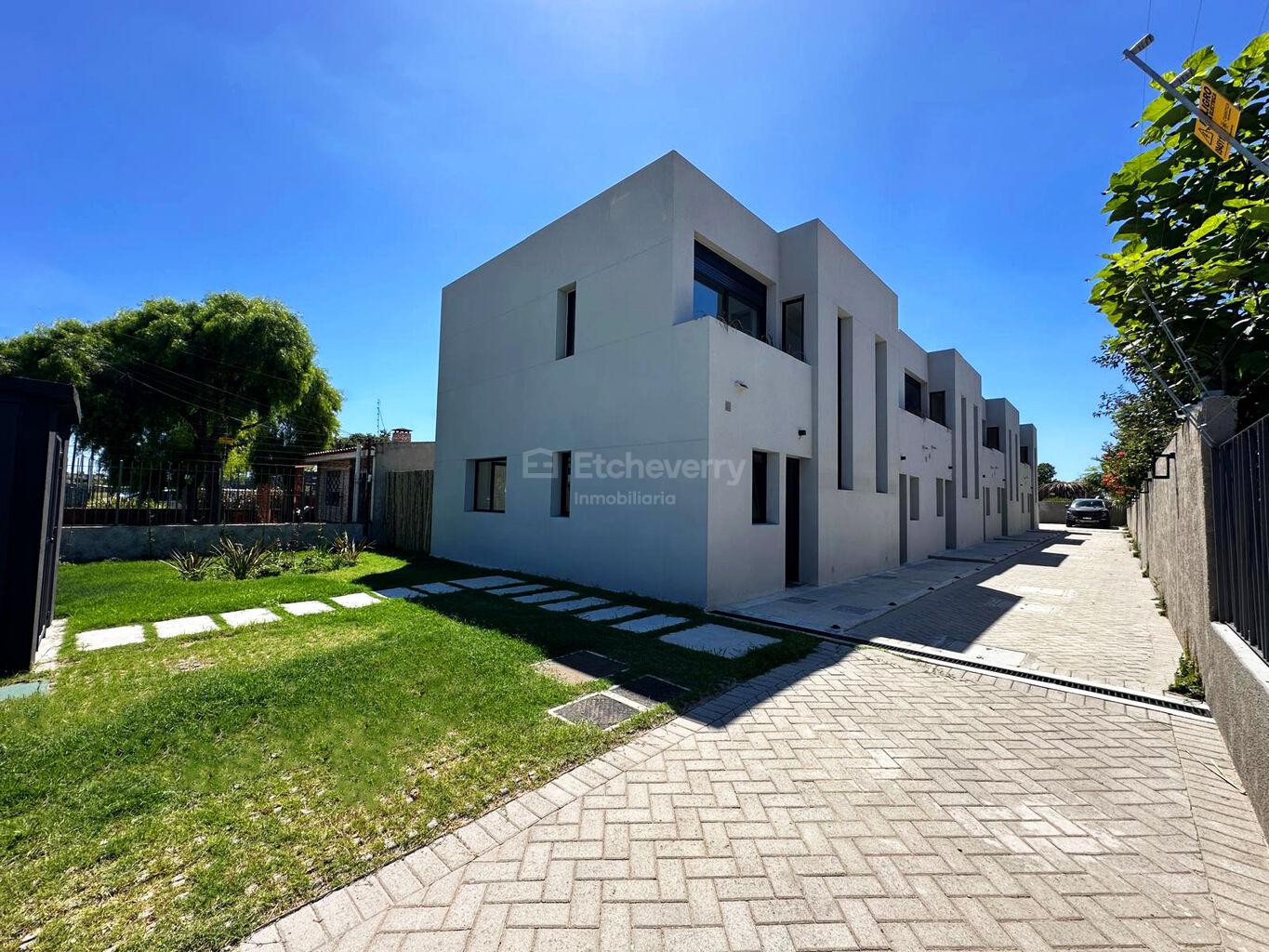 Alquiler casa dos dormitorios con jardín propio y cochera en Carrasco Norte PH a estrenar · Foto 4
