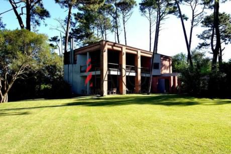 Casa En Rincón Del Indio 4 Dormitorios Y Dependencia Con Piscina Y Parrillero