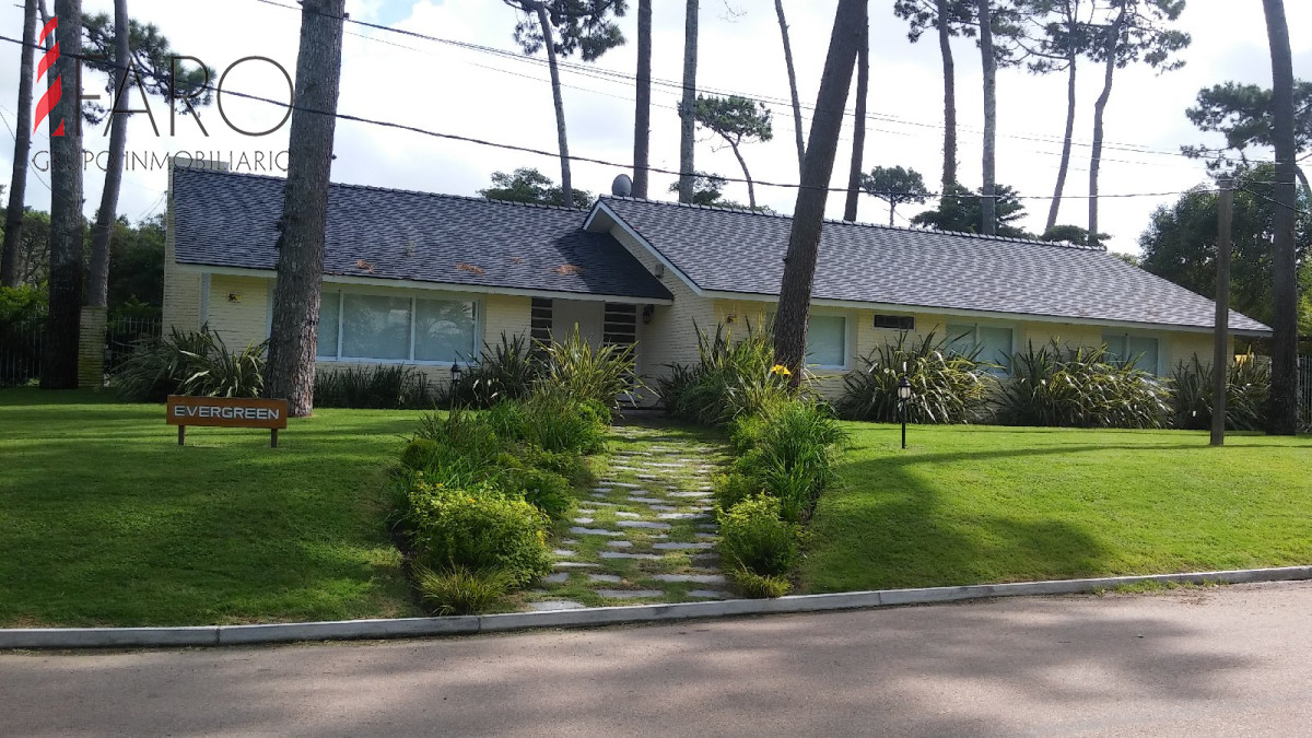 Casa en Mansa 4 dormitorios con piscina y cochera