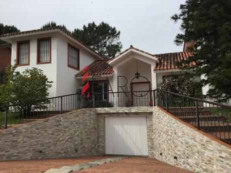 Casa En Brava 4 Dormitorios Y Servicio, Jardín Con Piscina Y Parrillero