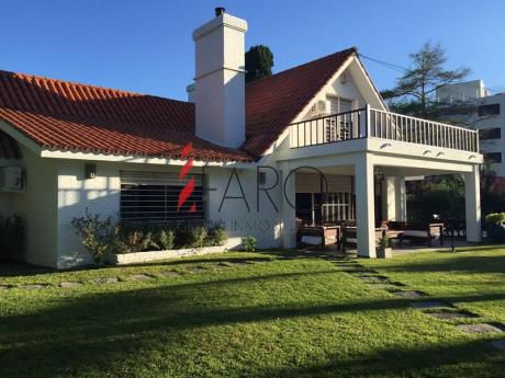 Casa En Mansa 4 Dormitorios Y Dependencia Con Piscina Y Jardín