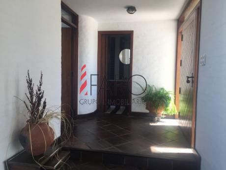 Casa En Punta Piedras 5 Dormitorios Con Piscina, Cancha De Tenis Y Parrillero
