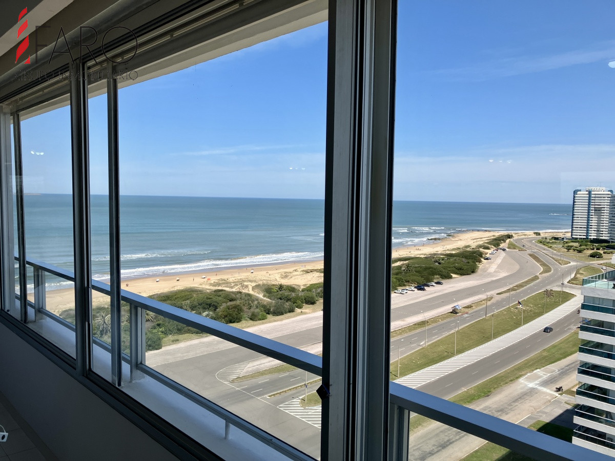 Gran planta en primera linea en Playa Brava