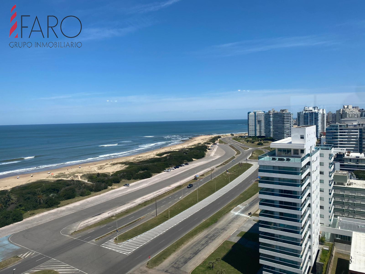 Gran planta en primera linea en Playa Brava · Foto 2
