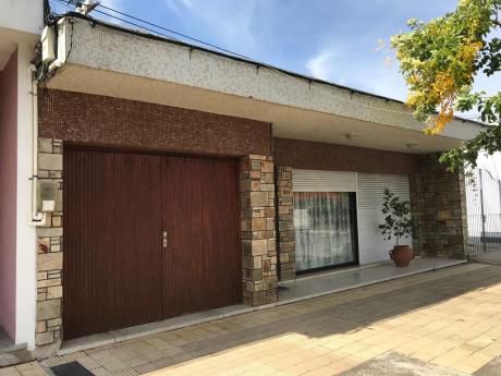 Casa En Calle Vicente P. García, Pueblo Nuevo, A Media Cuadra De Baltazar Brum.