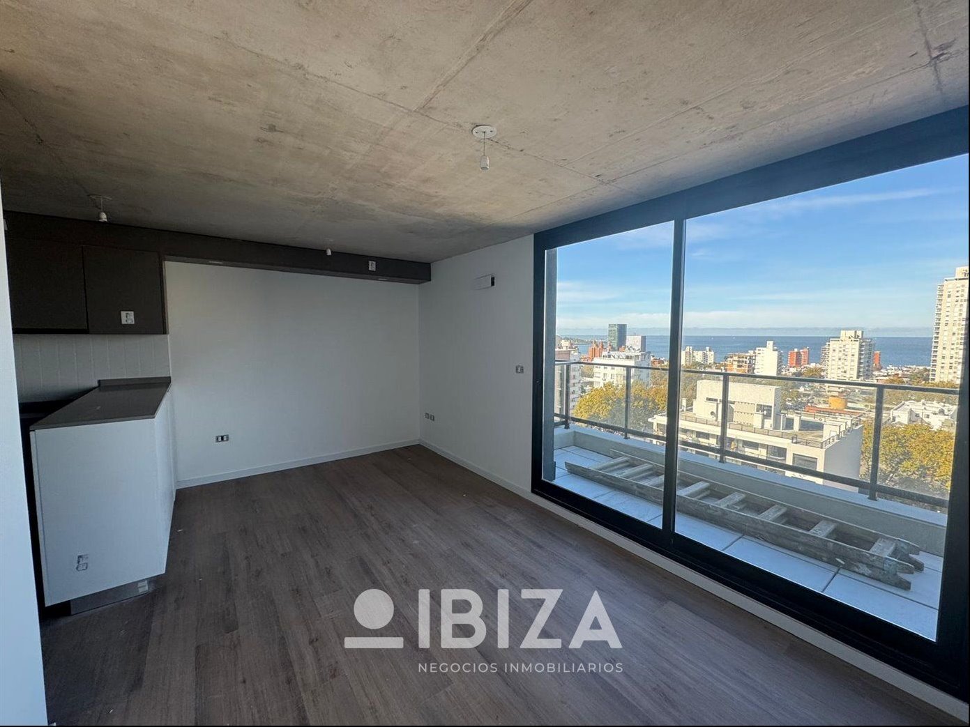 Venta con renta Apartamento a Estrenar 1 dormitorio c/terraza Centro