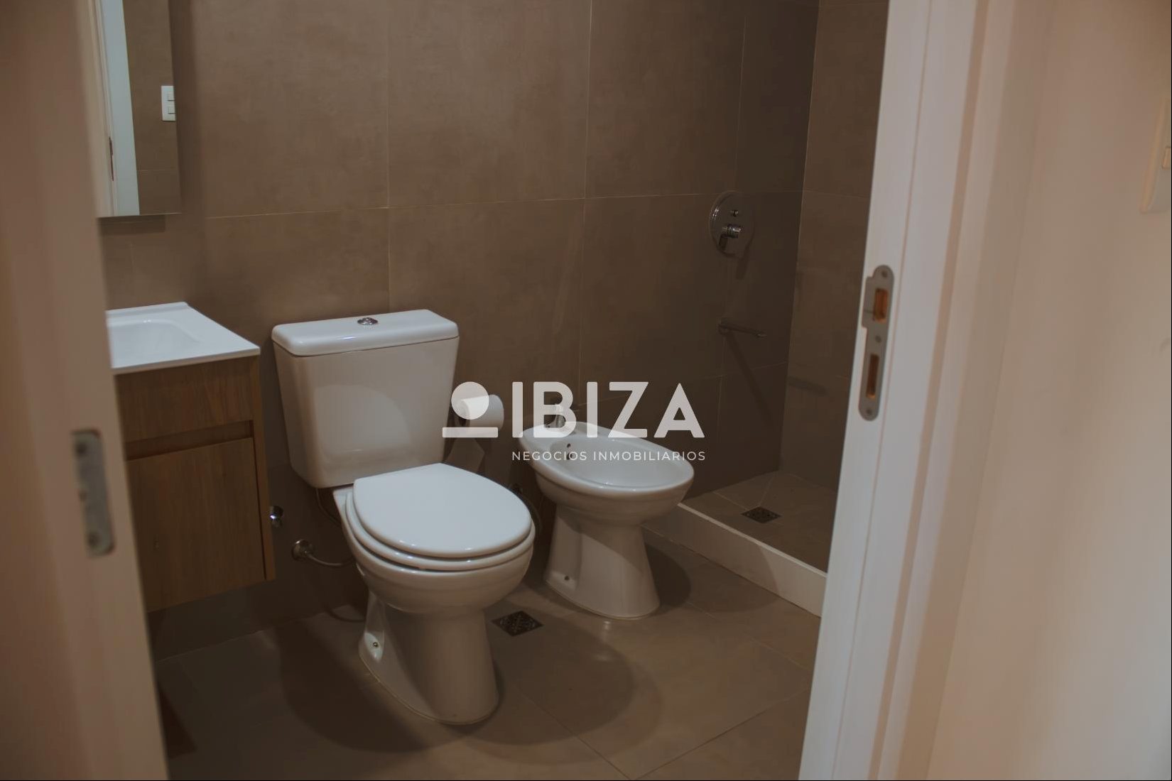 Alquiler Apartamento 2 Dormitorios con parrillero y cochera Carrasco Norte · Foto 4