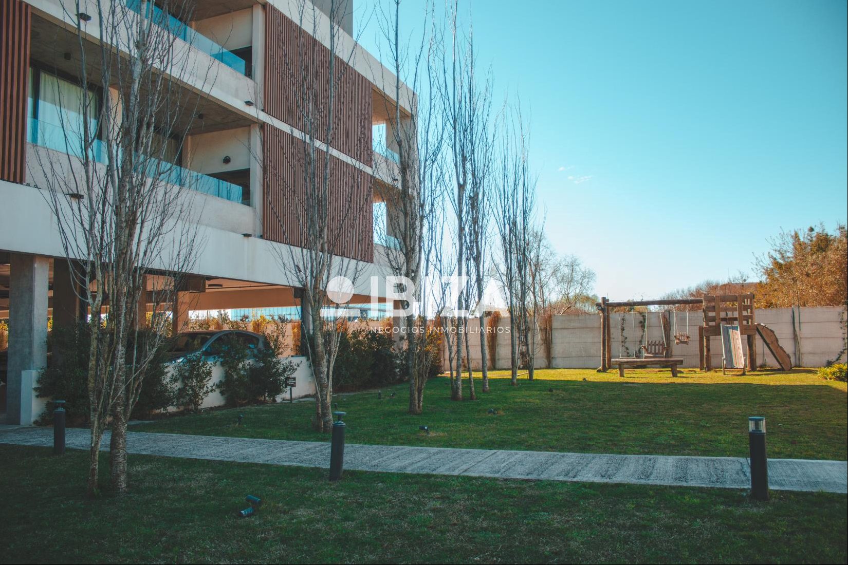 Alquiler Apartamento 2 Dormitorios con parrillero y cochera Carrasco Norte · Foto 3