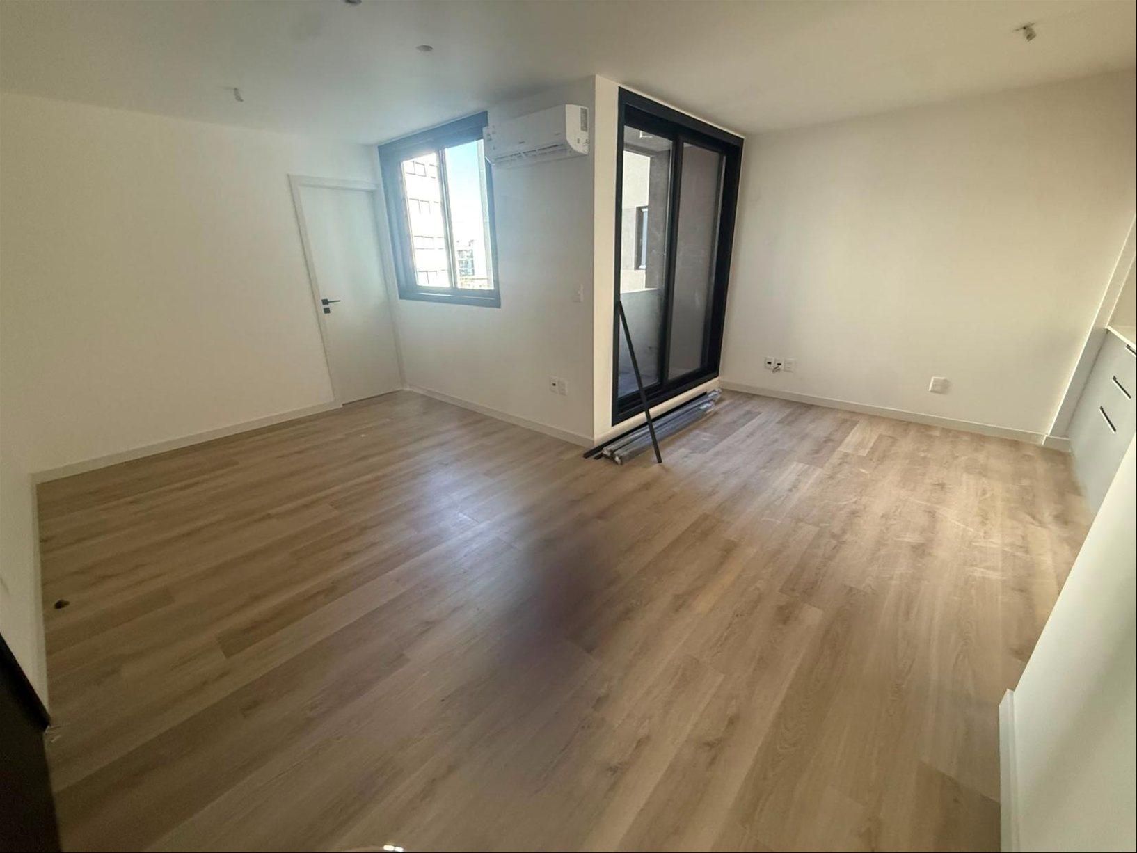 Alquiler Monoambiente a estrenar en la Blanqueada con aire, calefón, horno y anafe. · Foto 3