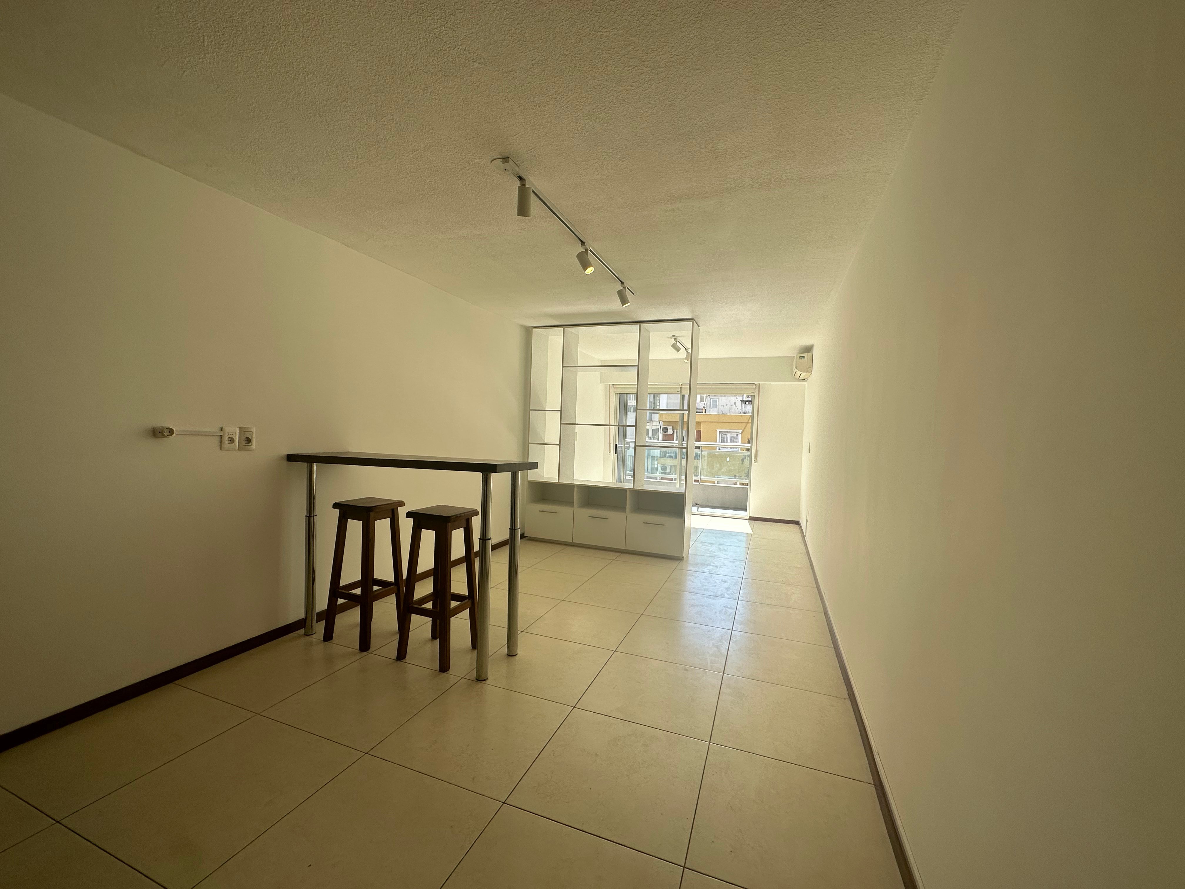 Venta con renta de amplio monoambiente con cochera, en Pocitos - Principal