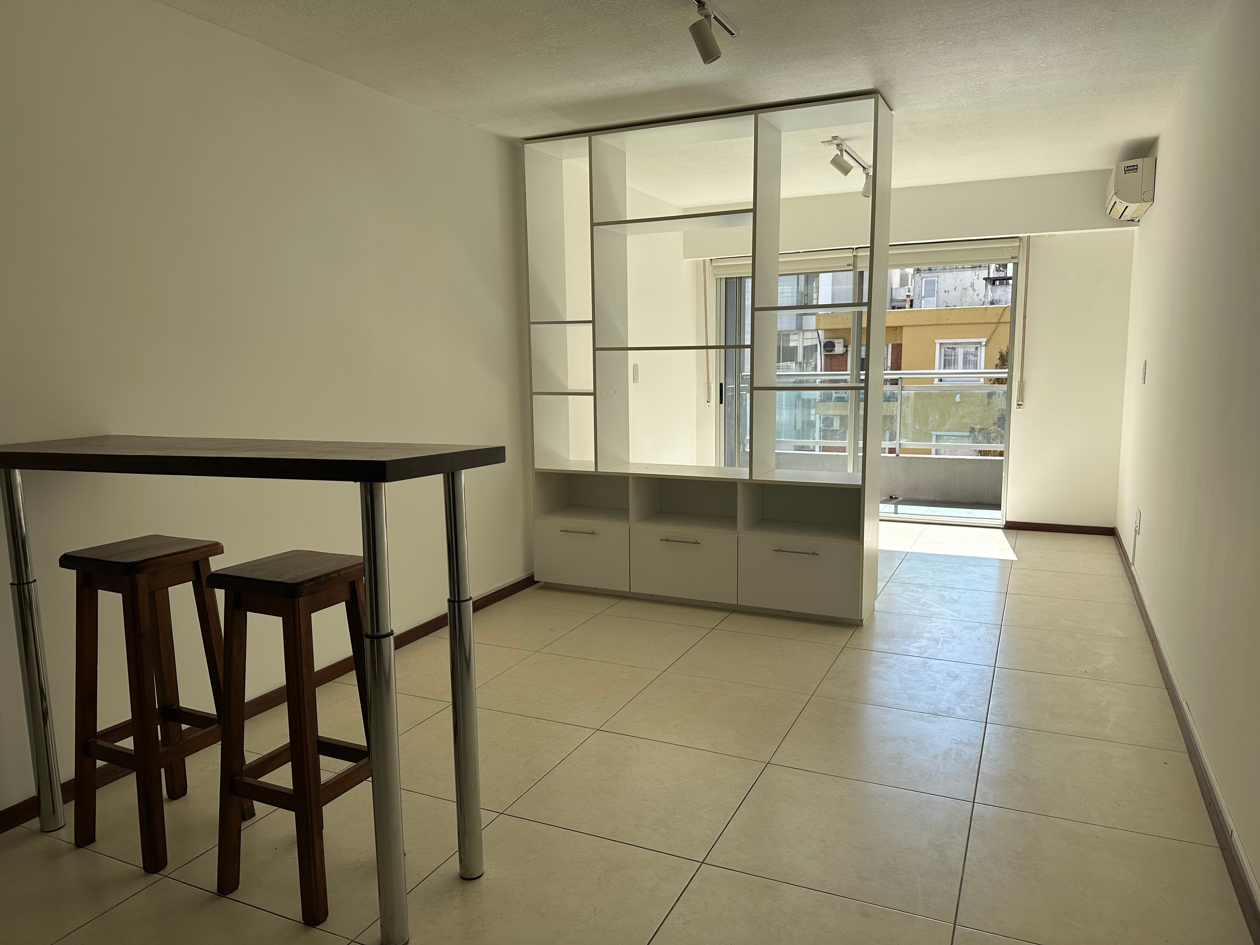 Venta con renta de amplio monoambiente con cochera, en Pocitos - Vista