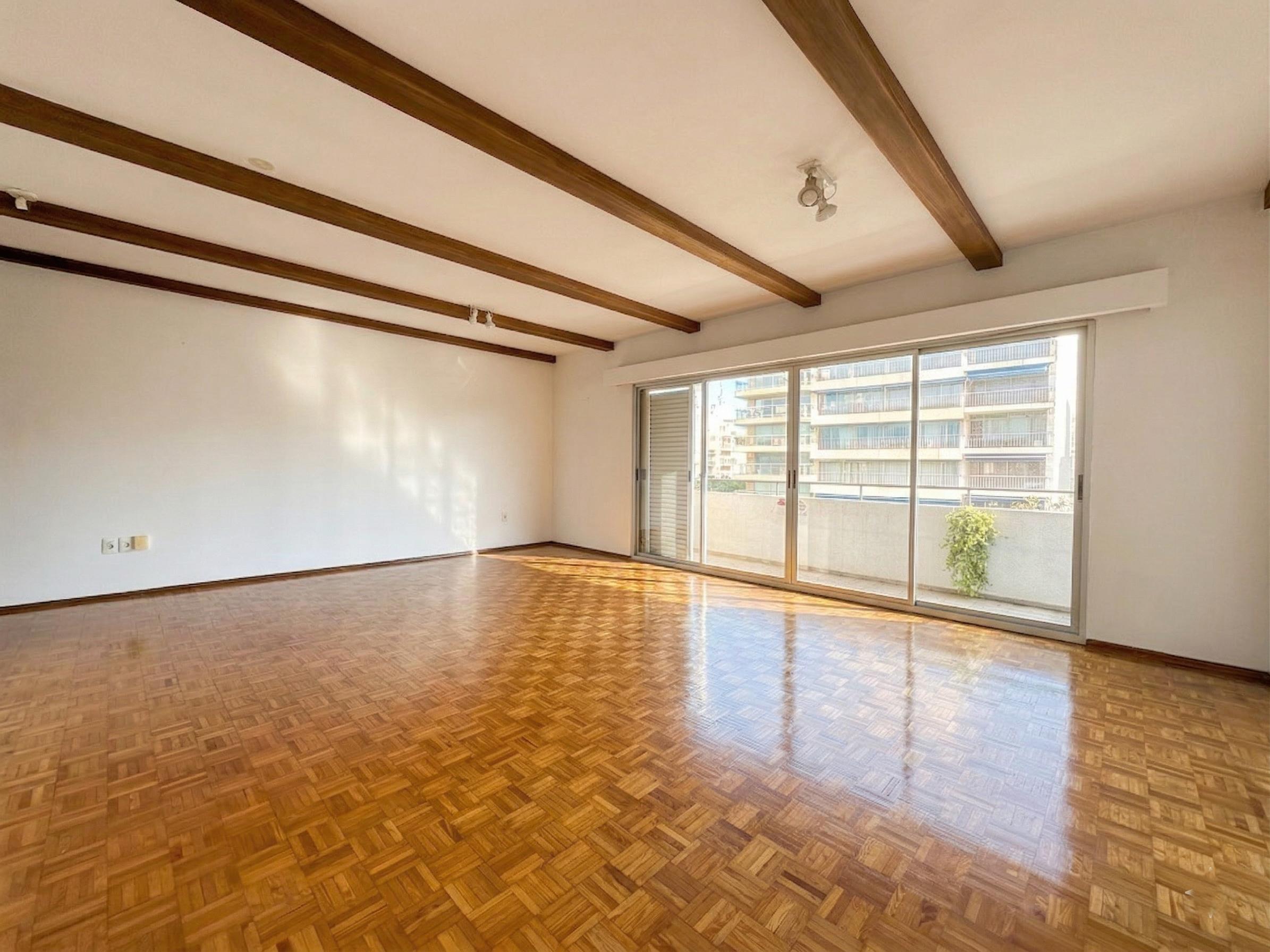 Alquiler apartamento de 4 dormitorios y garaje en Pocitos