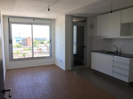 De Categoría, Amplio, Al Frente, Con Balcón, Piscina Climatizada, G.C $ 5.000