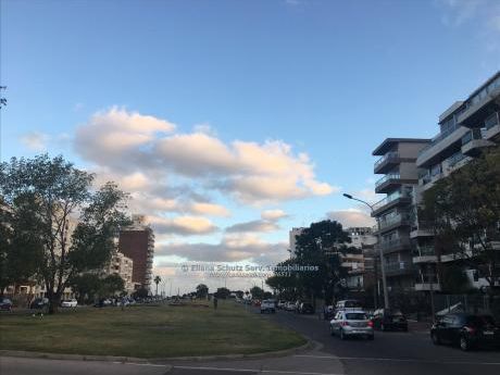 Venta Apartamento 2 Dormitorios En Malvin Cerca Mar