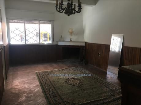 Venta Casa 2 Dormitorios, Servicio, Escritorio, Garage Y Patio En Cordon Sur
