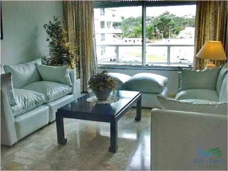 Se Alquila Apartamento De 2 Y 1/2 Dormitorios En Playa Mansa, Punta Del Este.
