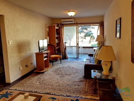 Apartamento De 2 Dormitorios En Venta Proximo Al Conrad, Punta Del Este.