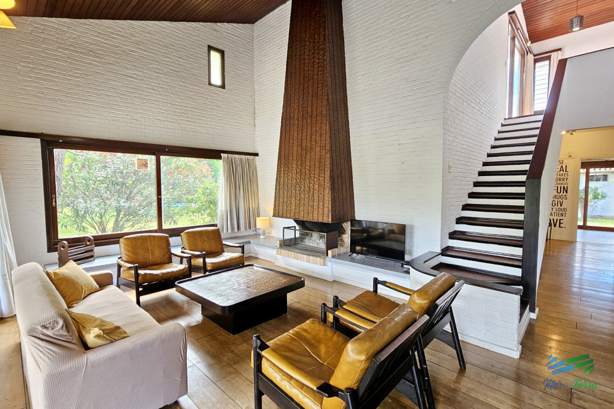 Alquilo ANUAL casa de 4 dormitorios a dos cuadras del mar, playa mansa, Punta del Este