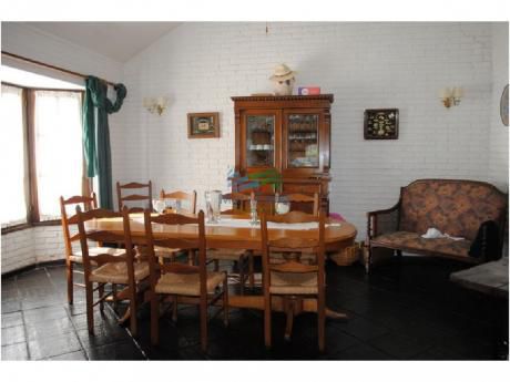 Casa En Venta. Zona Residencial. Cuenta Con Cuatro Dormitorios.