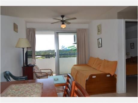 Apartamento De 1 Dormitorio En Venta En Edificio Con Buenos Servicios, Punta Del Este