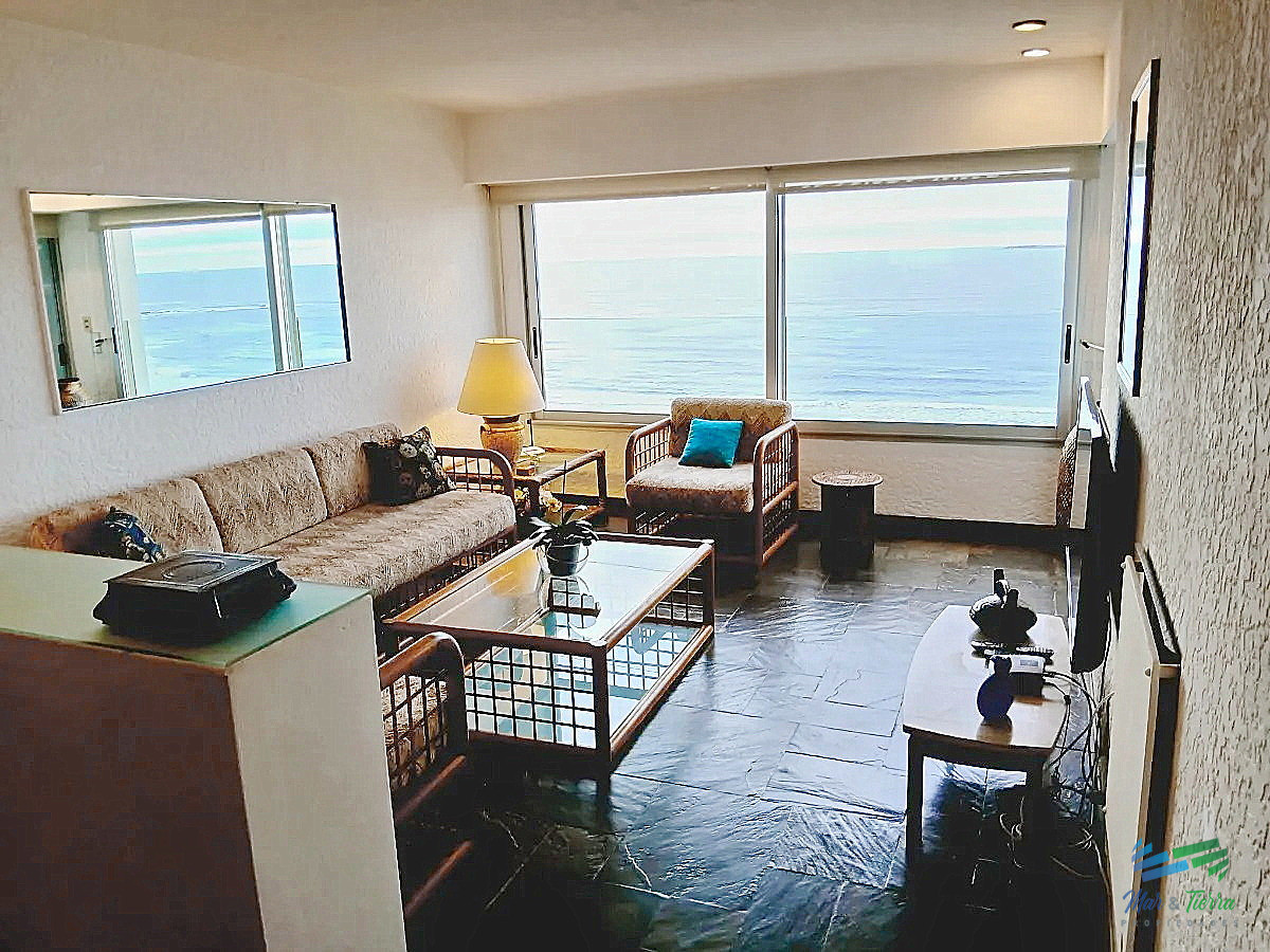 Venta de apartamento sobre playa Brava 1 dormitorio en parada 2