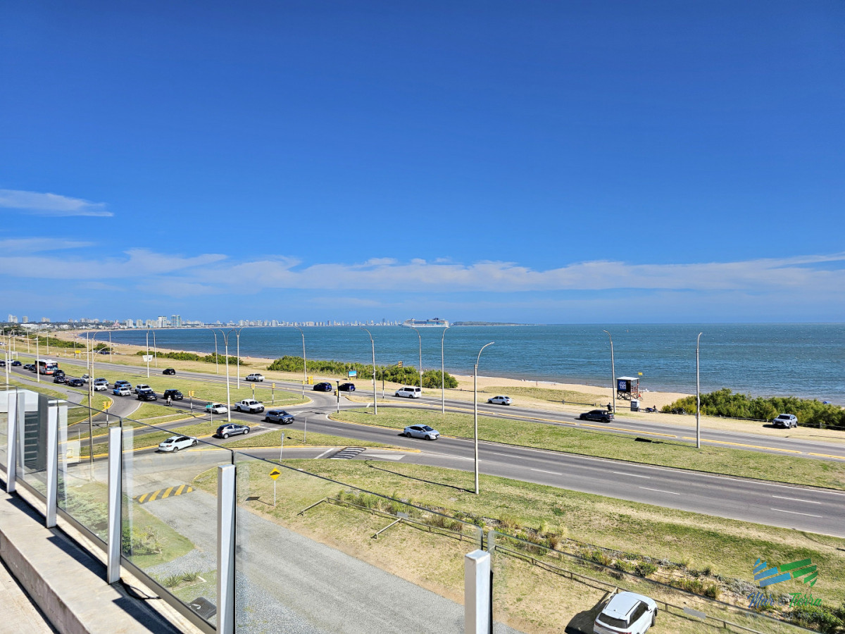 Alquiler anual apartamento penthouse frente al mar 3 dormitorios, Playa Mansa, Pinares, Punta del Este.