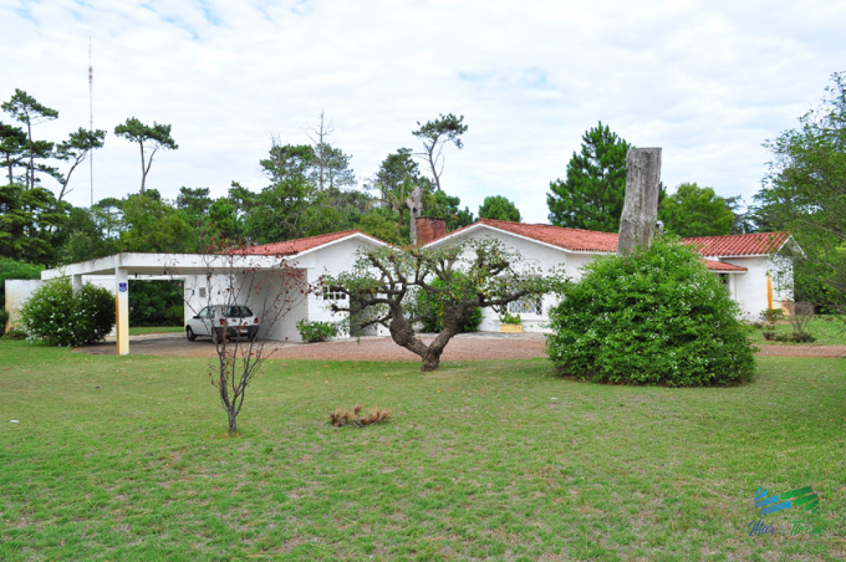 En venta Casa 3 dormitorios con buen terreno en Cantegril, Punta del Este