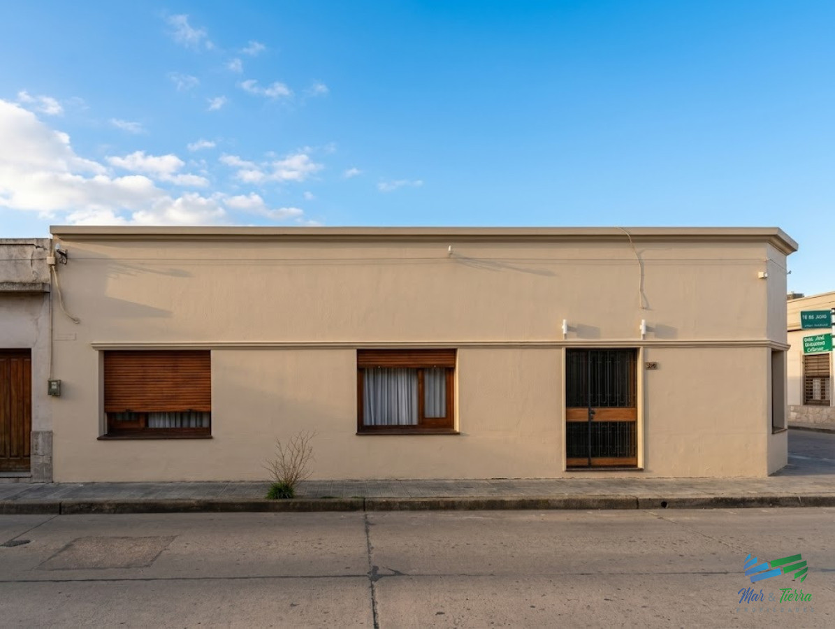 SE VENDE CASA EN EL CENTRO DE MINAS, CONSTRUCCIÓN TRADICIONAL, AMPLIA Y LUMINOSA.