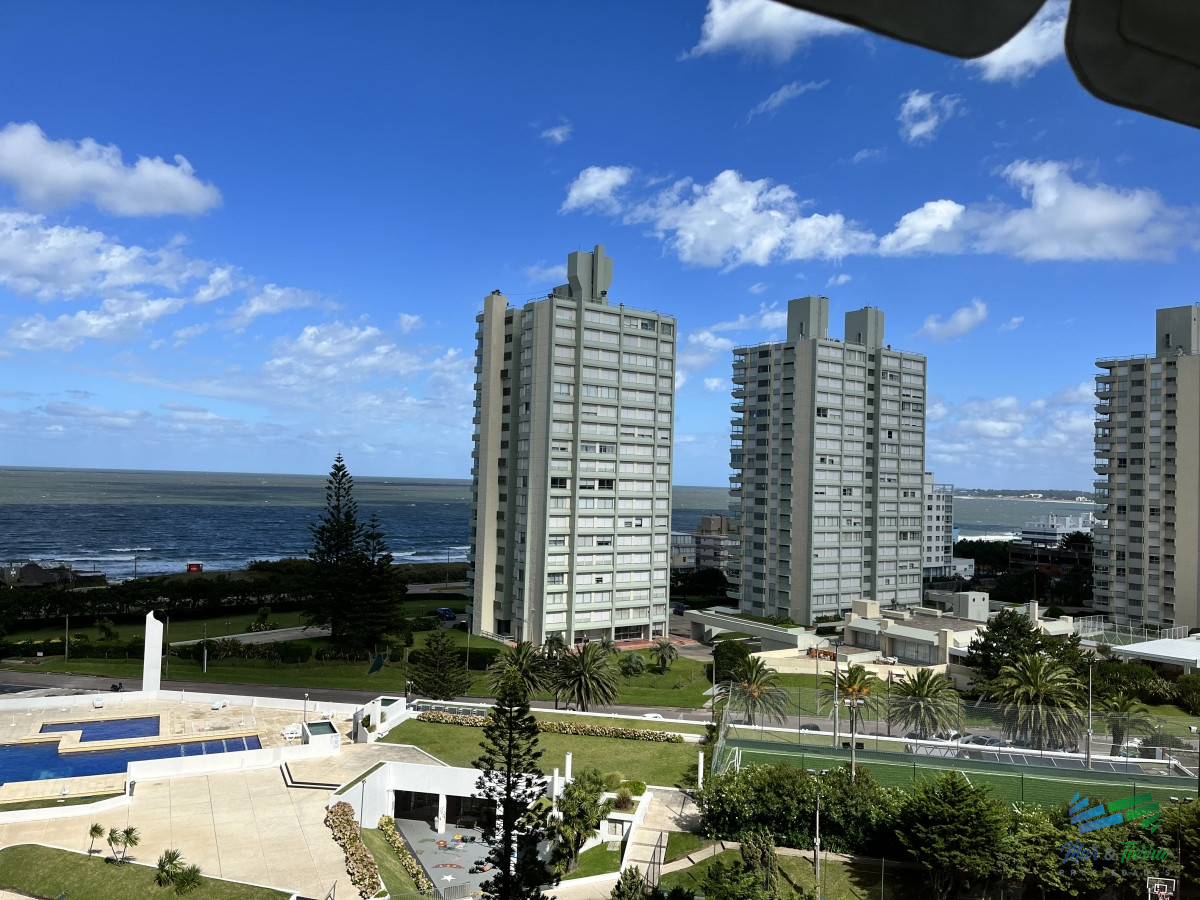 En venta apartamento 1 dormitorio y medio en Playa Mansa, complejo Lincon Center, Punta del este