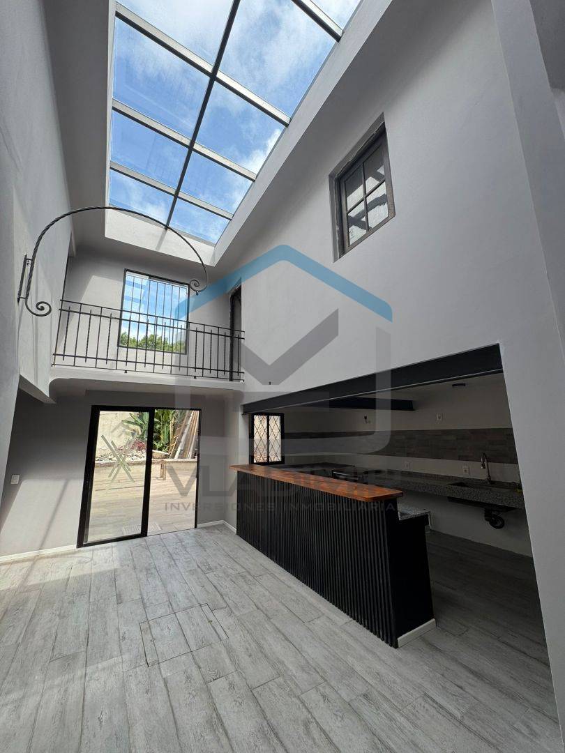 Casa en alquiler de 7 ambientes en Tres Cruces