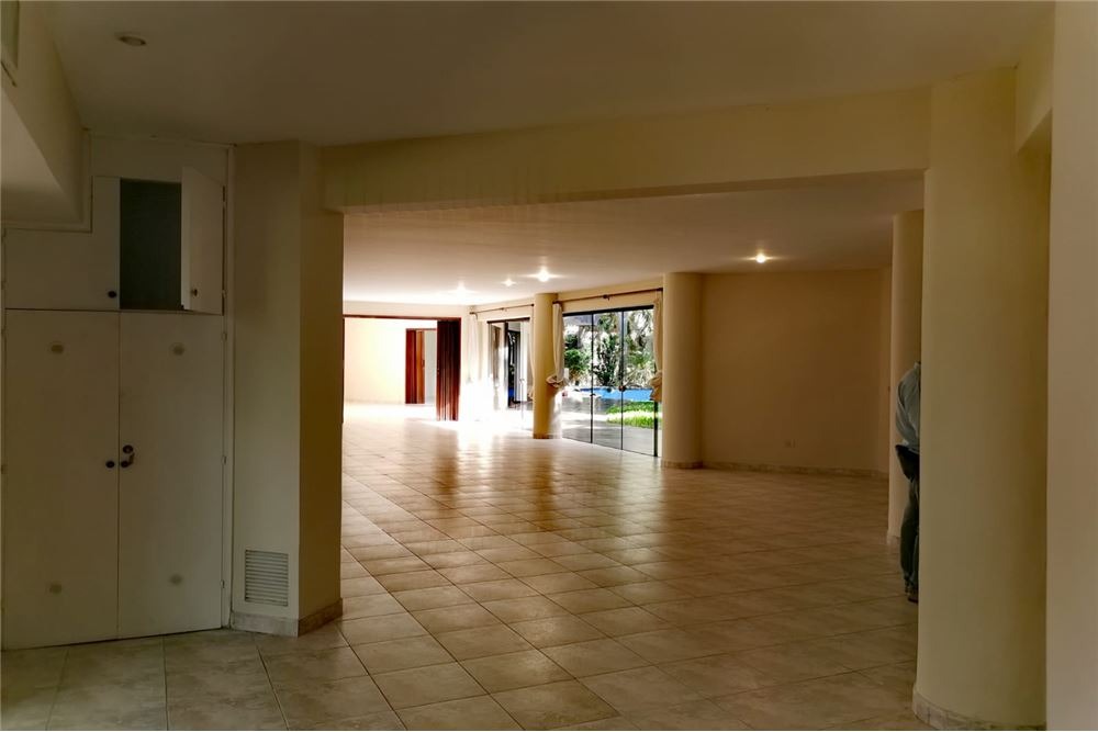 En Alquiler Lujosa Residencia Zona Los Laureles — foto 2