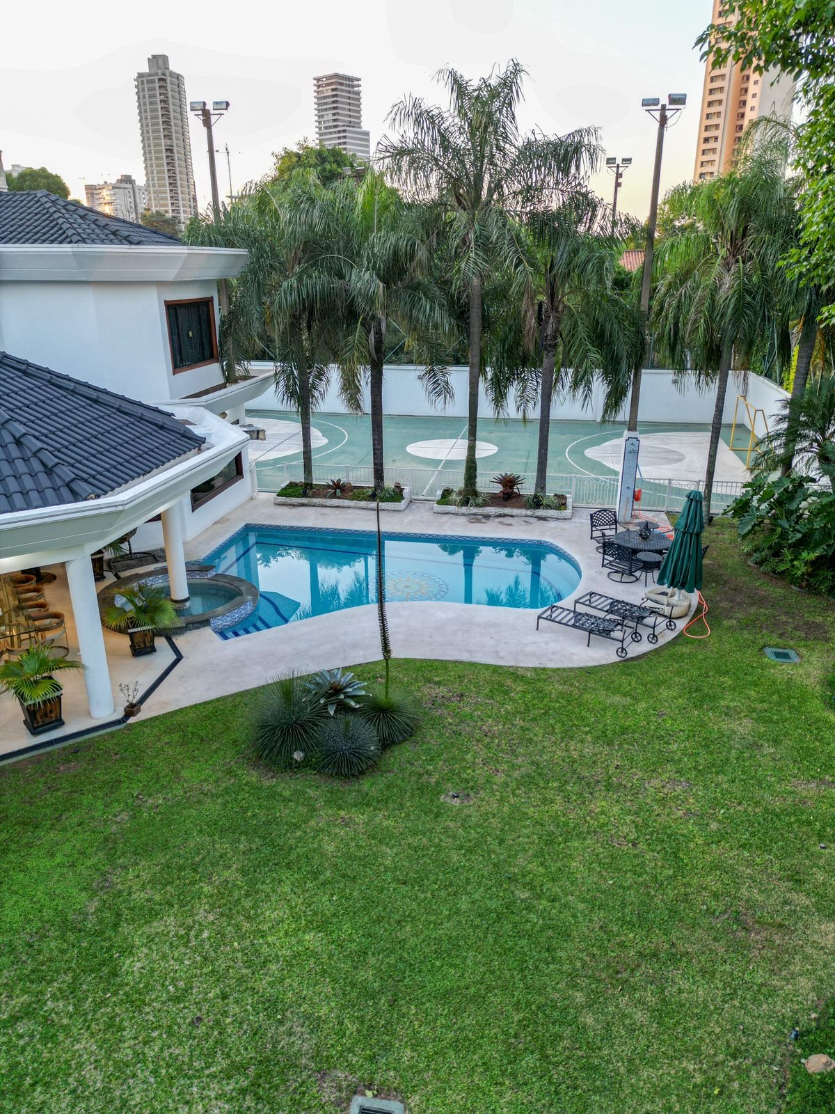 VENDO GRAN RESIDENCIA EN 3 NIVELES. — foto 3