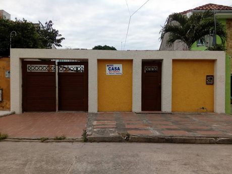 Moreno Bienes Raices Vende Bonita Casa Zona Norte, Del Zoo