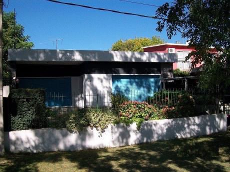 Casa De Tres Dormitorios En Colón