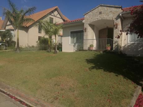 Casa En Venta En Colinas Del Urubo Sector I