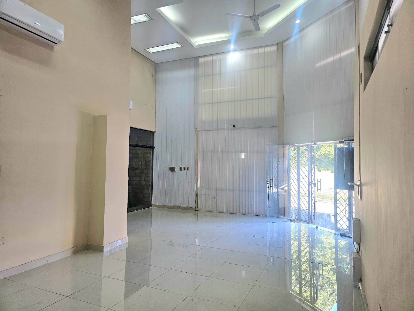 Alquilo Salon Comercial O Depósito En Esquina Zona Barrio Obrero — Foto 3
