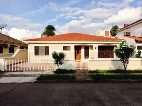 Amplia Casa A La Venta En Urbanización Cerrada Santa Barbara