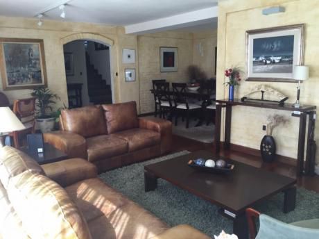 Vende Casa En Jardines De Carrasco 4 Dormitorios