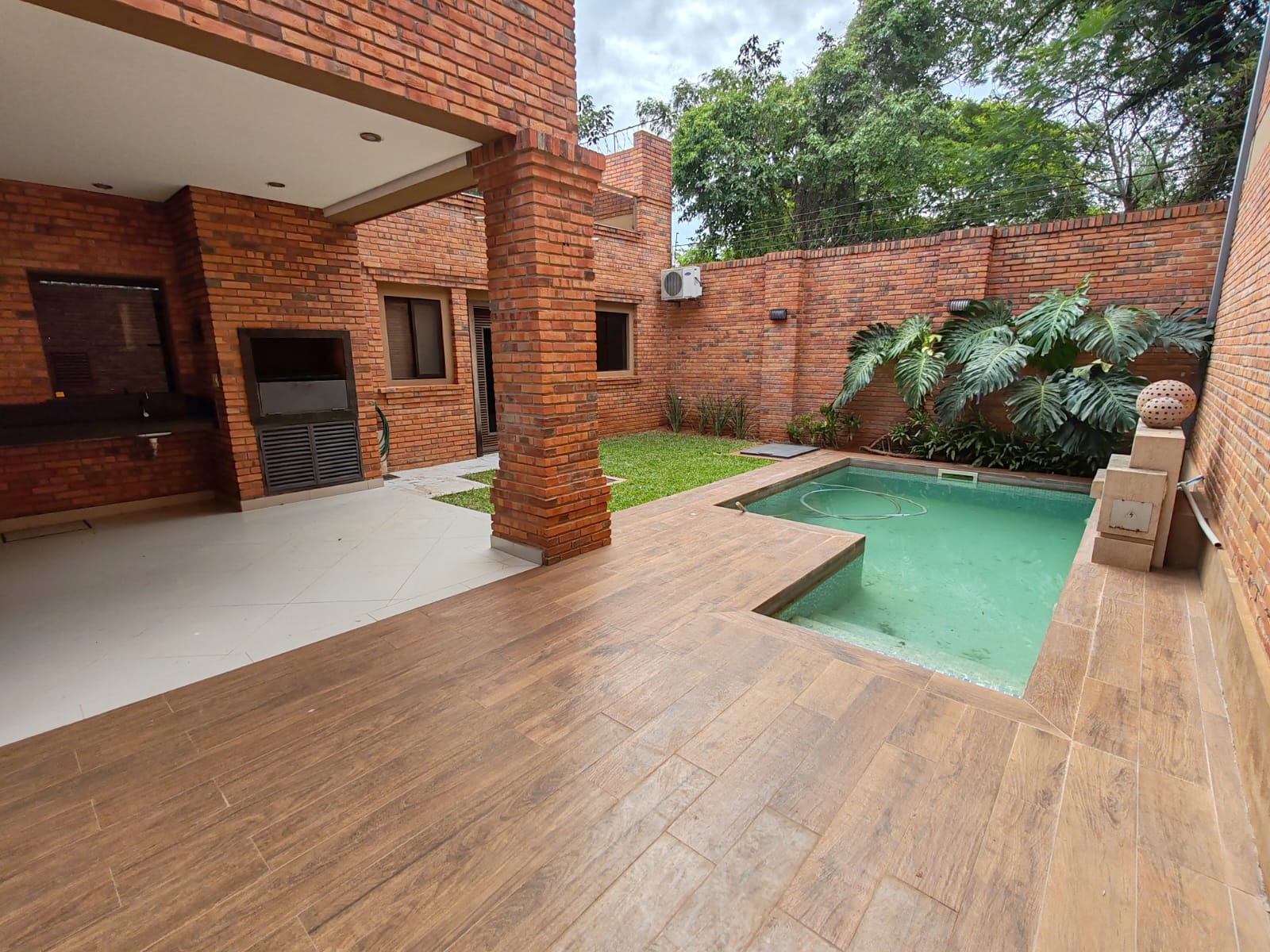VENDO amplio CASA zona Pinedo Shopping — foto 2